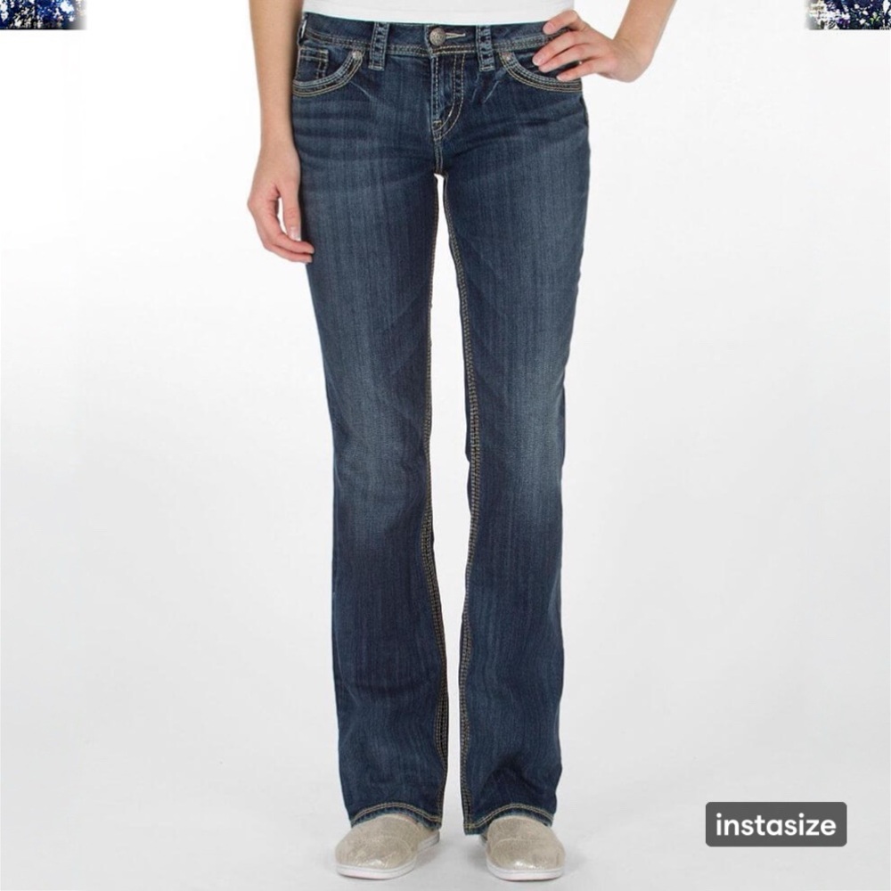 SILVER SUKI SURPLUS BOOTCUT WIDE LEG JEANS. DETAILED CONTRASTING STITCH.